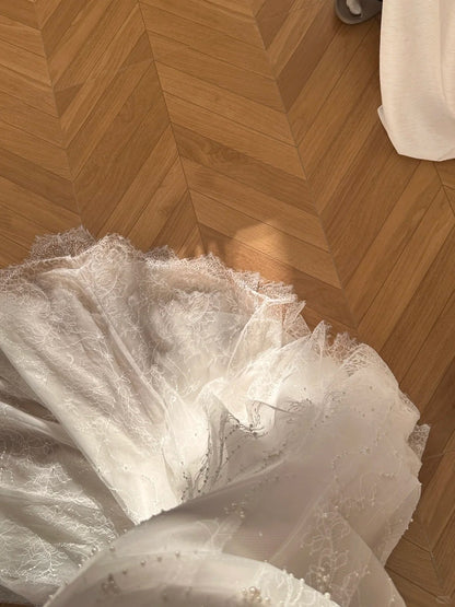 Elegantes weißes Meerjungfrauen-Brautkleid mit gewellter Perlenspitze und Schleppe P3098
