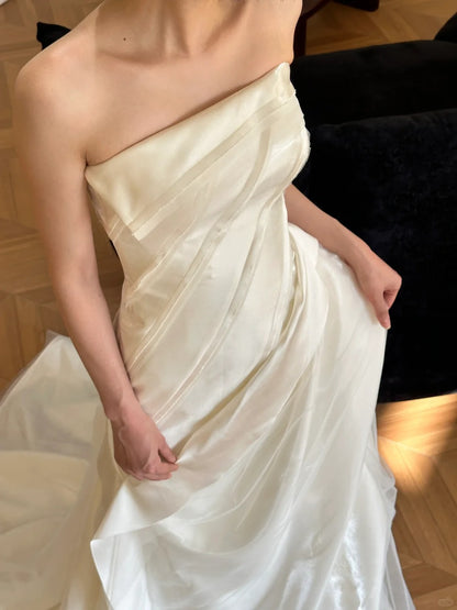 Glänzendes, trägerloses Hochzeitskleid aus Satin mit eleganter Schleppe P3102