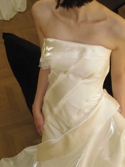 Glänzendes, trägerloses Hochzeitskleid aus Satin mit eleganter Schleppe P3102