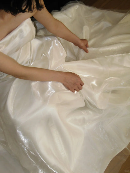 Glänzendes, trägerloses Hochzeitskleid aus Satin mit eleganter Schleppe P3102