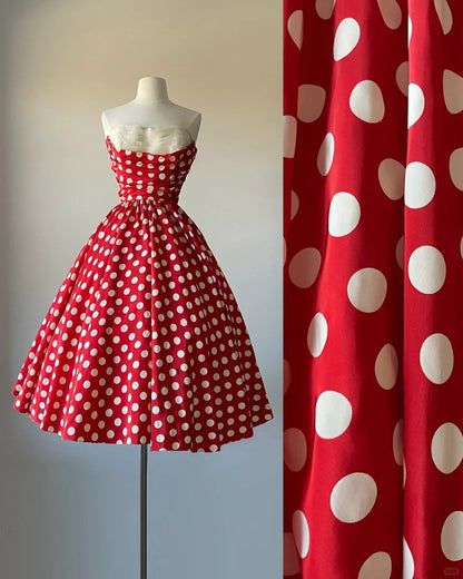 Trägerloses, schulterfreies A-Linien-Heimkehrkleid mit roten Polka Dots P3142