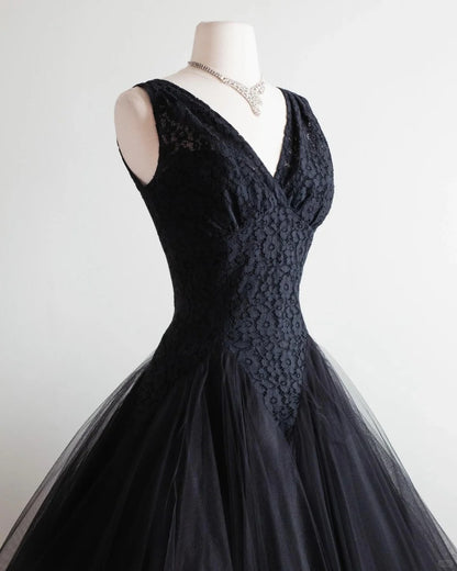 Elegantes schwarzes A-Linien-Heimkehrkleid aus Spitze und Tüll mit V-Ausschnitt P3143