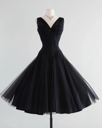 Elegantes schwarzes A-Linien-Heimkehrkleid aus Spitze und Tüll mit V-Ausschnitt P3143