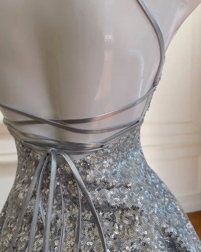 Glänzendes silber-graues Pailletten-Neckholder-Minikleid mit Bindebändern für Geburtstagsfeier und Heimkehr P3150