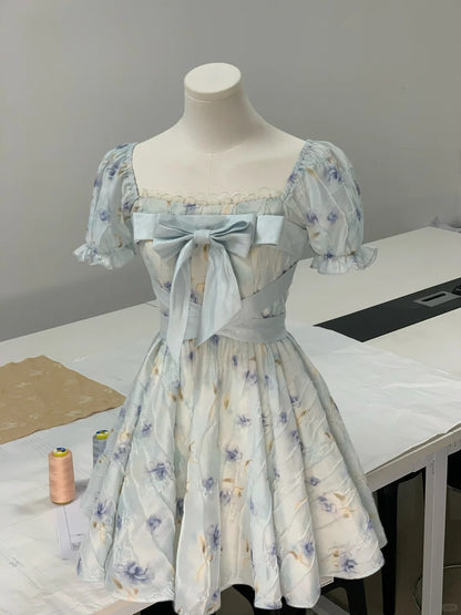 Hellblaues, quadratisches Neckholder-Heimkehrkleid mit Rosenmuster und Schleife, kurzen Ärmeln P3165