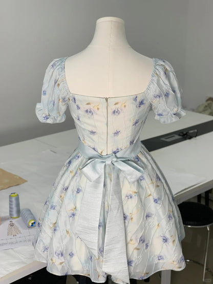 Hellblaues, quadratisches Neckholder-Heimkehrkleid mit Rosenmuster und Schleife, kurzen Ärmeln P3165