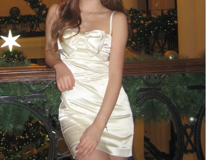 Schlichtes weißes Sling-Kleid mit Schleife, schmal geschnitten, Hüft-Satin-Heimkehrkleid P3181