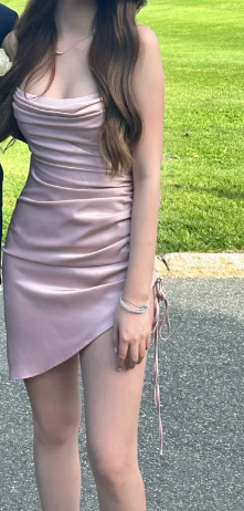 Elegantes und schlichtes rosa Träger-Satin-Kleid mit Kordelzug und unregelmäßigem Rock für die Abschlussfeier P3182
