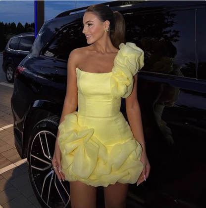 Sexy gelbes One-Shoulder-Mini-Heimkehrkleid mit hüftbetonendem Blütenkelchrock P3183