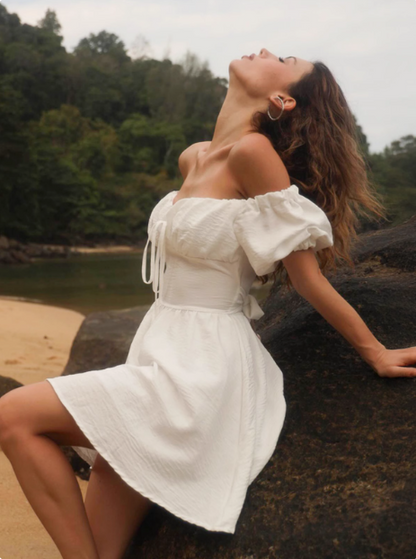 Einfaches Mini-Heimkehrkleid P3195 mit Bindegürtel, Puffärmeln und One-Shoulder-Ausschnitt