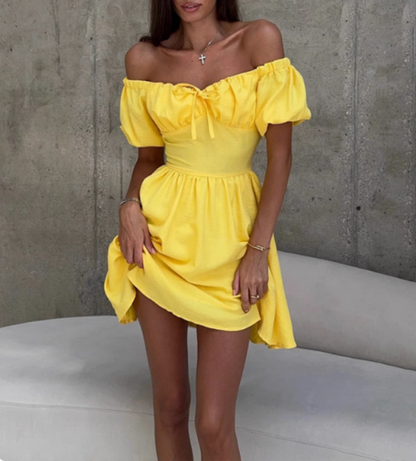 Einfaches Mini-Heimkehrkleid P3195 mit Bindegürtel, Puffärmeln und One-Shoulder-Ausschnitt