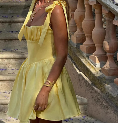 Robe de soirée courte jaune à bretelles et nœud papillon style vacances P3196