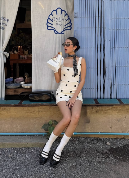 Robe de retrouvailles P3225 à pois irréguliers blancs, col carré, sans manches, coupe ajustée et hanches.