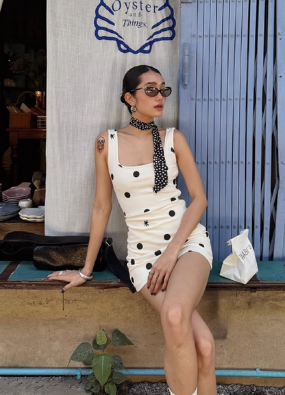 Robe de retrouvailles P3225 à pois irréguliers blancs, col carré, sans manches, coupe ajustée et hanches.
