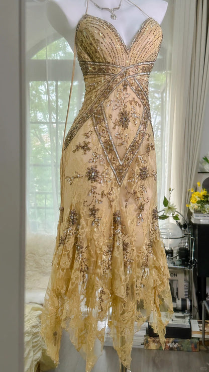 Retro Luxus V-Ausschnitt Spitze Perlen unregelmäßiger Rock Ballkleid P3276