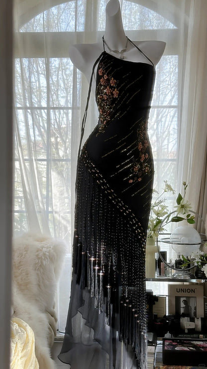 Elegantes und geheimnisvolles Neckholder Off-Shoulder Ballkleid aus schwarzem Chiffon mit Fransen und Perlen P3284
