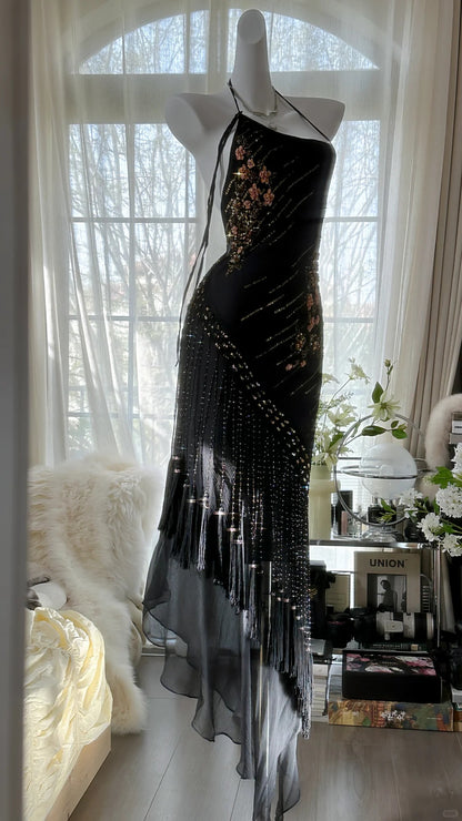 Elegantes und geheimnisvolles Neckholder Off-Shoulder Ballkleid aus schwarzem Chiffon mit Fransen und Perlen P3284