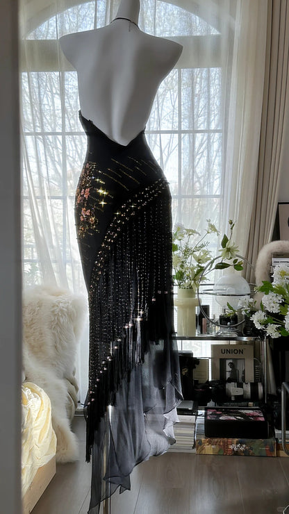 Elegantes und geheimnisvolles Neckholder Off-Shoulder Ballkleid aus schwarzem Chiffon mit Fransen und Perlen P3284