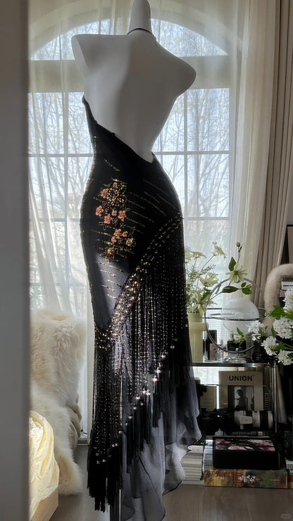Elegantes und geheimnisvolles Neckholder Off-Shoulder Ballkleid aus schwarzem Chiffon mit Fransen und Perlen P3284