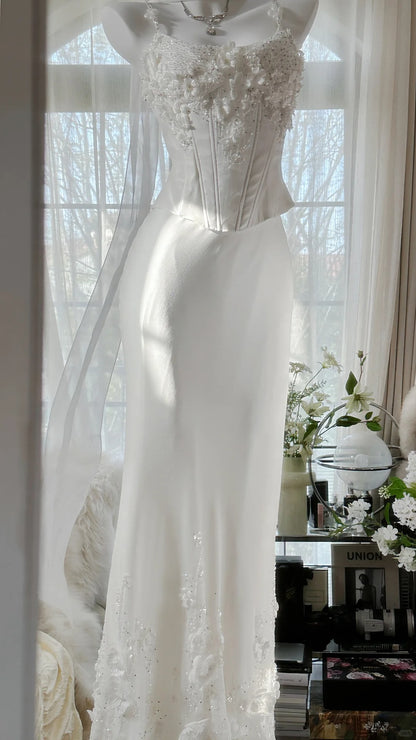 Elegantes weißes Träger-Abendkleid aus Chiffon mit Fischgrätenmuster und Perlen P3286