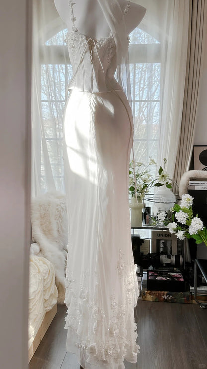 Elegantes weißes Träger-Abendkleid aus Chiffon mit Fischgrätenmuster und Perlen P3286