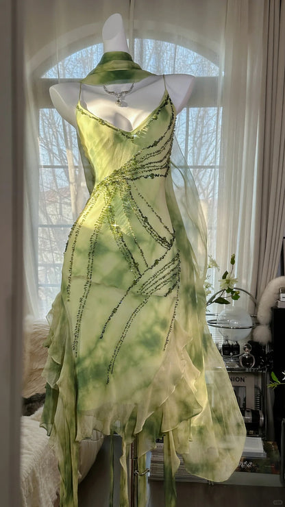 Frisch gerendertes grünes, perlenbesetztes Chiffon-Kleid mit unregelmäßigem Rock P3289