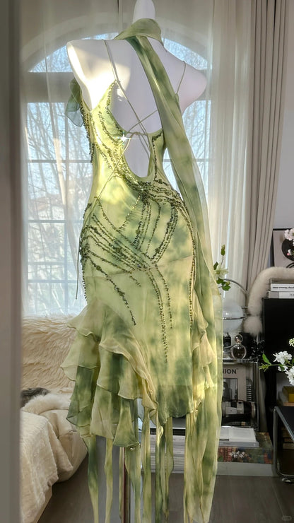 Frisch gerendertes grünes, perlenbesetztes Chiffon-Kleid mit unregelmäßigem Rock P3289