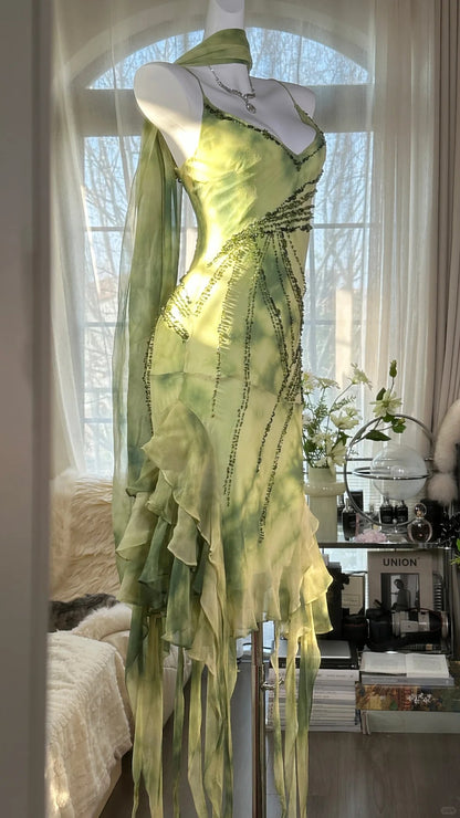 Frisch gerendertes grünes, perlenbesetztes Chiffon-Kleid mit unregelmäßigem Rock P3289