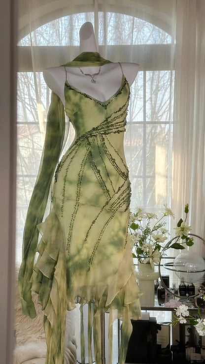 Frisch gerendertes grünes, perlenbesetztes Chiffon-Kleid mit unregelmäßigem Rock P3289