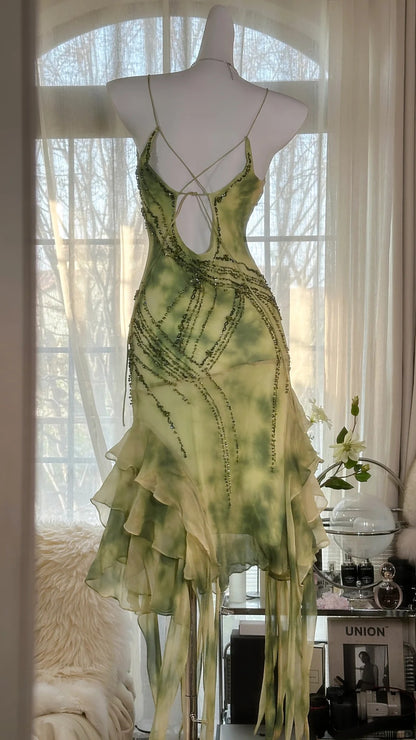 Frisch gerendertes grünes, perlenbesetztes Chiffon-Kleid mit unregelmäßigem Rock P3289