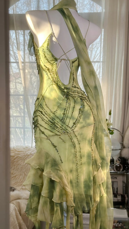 Frisch gerendertes grünes, perlenbesetztes Chiffon-Kleid mit unregelmäßigem Rock P3289