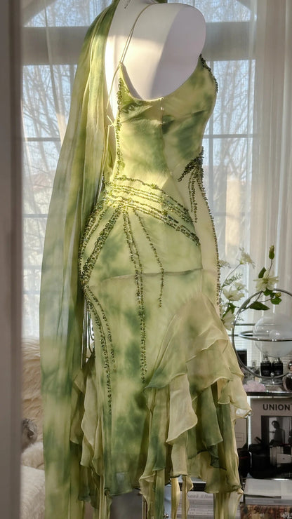 Frisch gerendertes grünes, perlenbesetztes Chiffon-Kleid mit unregelmäßigem Rock P3289