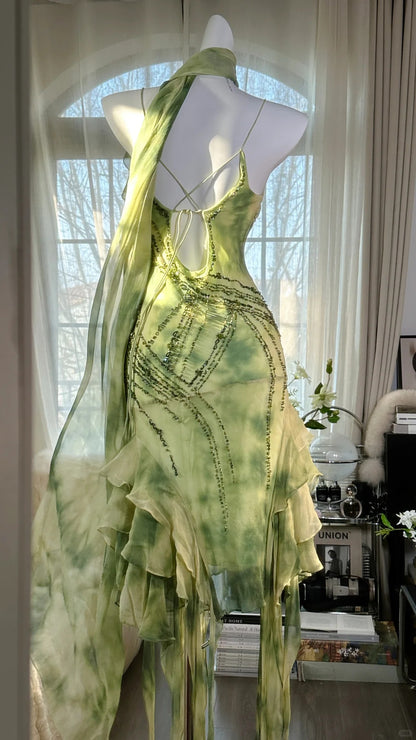 Frisch gerendertes grünes, perlenbesetztes Chiffon-Kleid mit unregelmäßigem Rock P3289