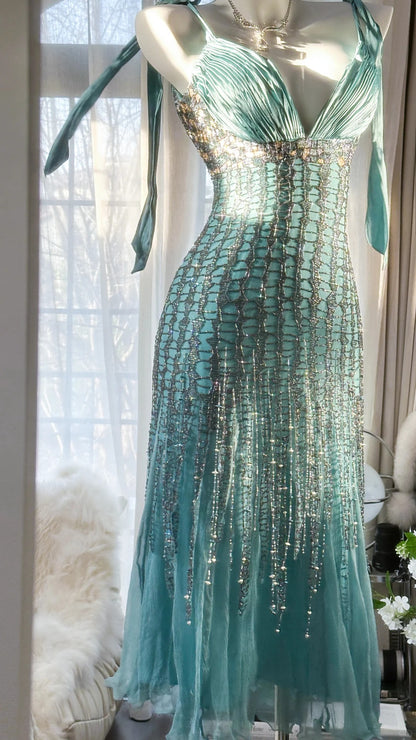 Elegantes blaues, perlenbesetztes Chiffon-Abendkleid mit V-Ausschnitt und Quasten P3290