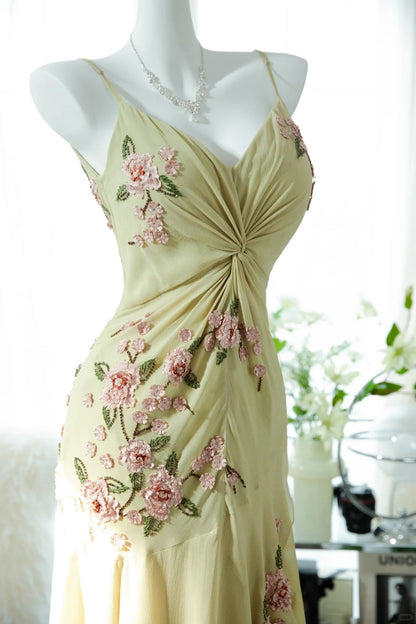 Frisches gelbes Blumenkleid aus Chiffon mit Perlen und Knoten P3302