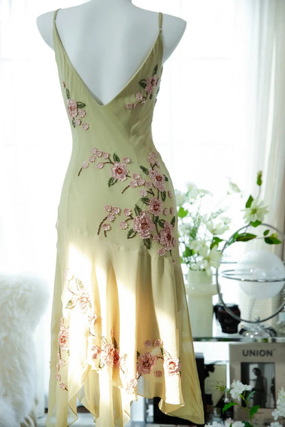 Frisches gelbes Blumenkleid aus Chiffon mit Perlen und Knoten P3302