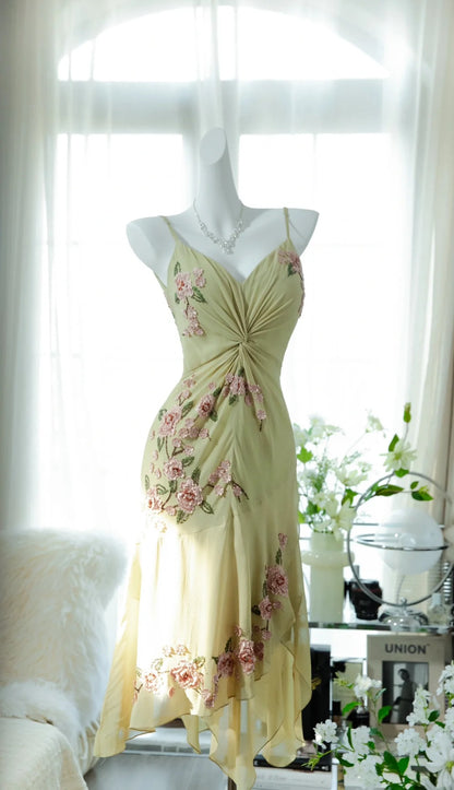 Frisches gelbes Blumenkleid aus Chiffon mit Perlen und Knoten P3302