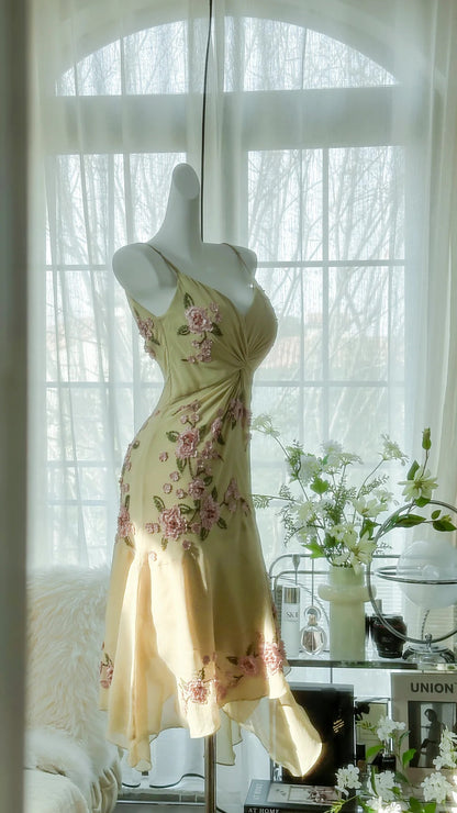 Frisches gelbes Blumenkleid aus Chiffon mit Perlen und Knoten P3302
