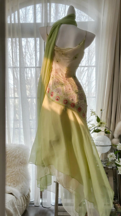 Fließendes grasgrünes Chiffon-Abendkleid mit Perlen und unregelmäßigem Saum P3306