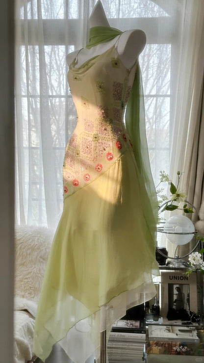 Fließendes grasgrünes Chiffon-Abendkleid mit Perlen und unregelmäßigem Saum P3306