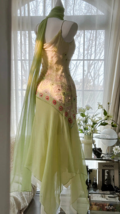 Fließendes grasgrünes Chiffon-Abendkleid mit Perlen und unregelmäßigem Saum P3306