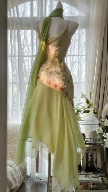 Fließendes grasgrünes Chiffon-Abendkleid mit Perlen und unregelmäßigem Saum P3306