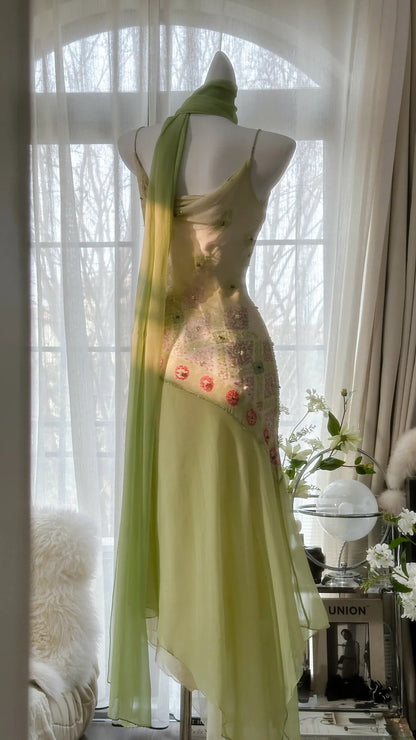 Fließendes grasgrünes Chiffon-Abendkleid mit Perlen und unregelmäßigem Saum P3306