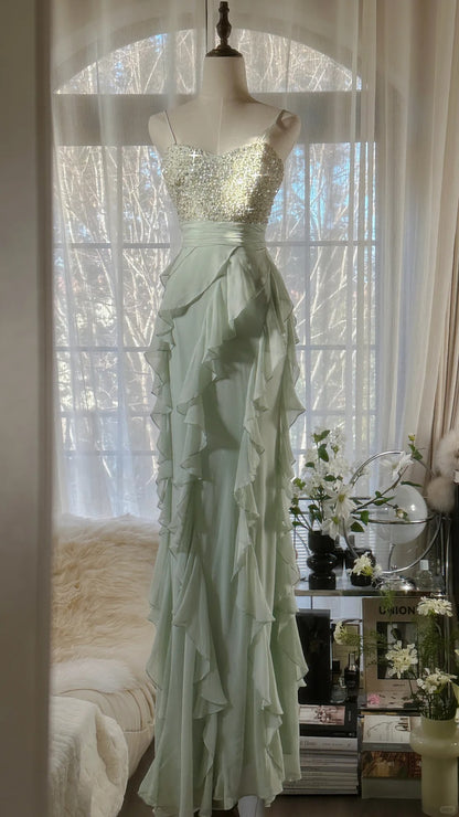Elegantes, klares, grünes Chiffon-Ballkleid mit Schulterträgern, Rüschen und Perlen P3307