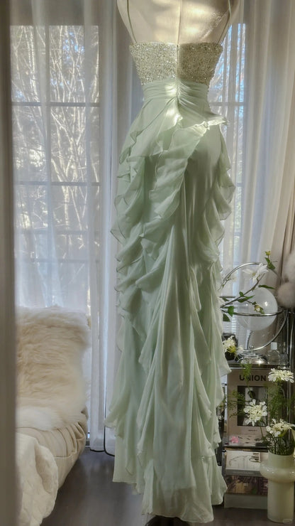 Elegantes, klares, grünes Chiffon-Ballkleid mit Schulterträgern, Rüschen und Perlen P3307