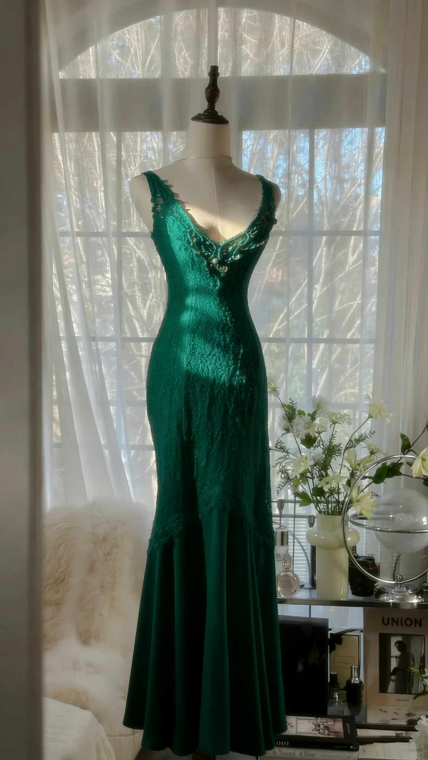 Sauberes und elegantes weißes V-Ausschnitt-Meerjungfrauen-Abendkleid mit Perlen und Spitze P3311