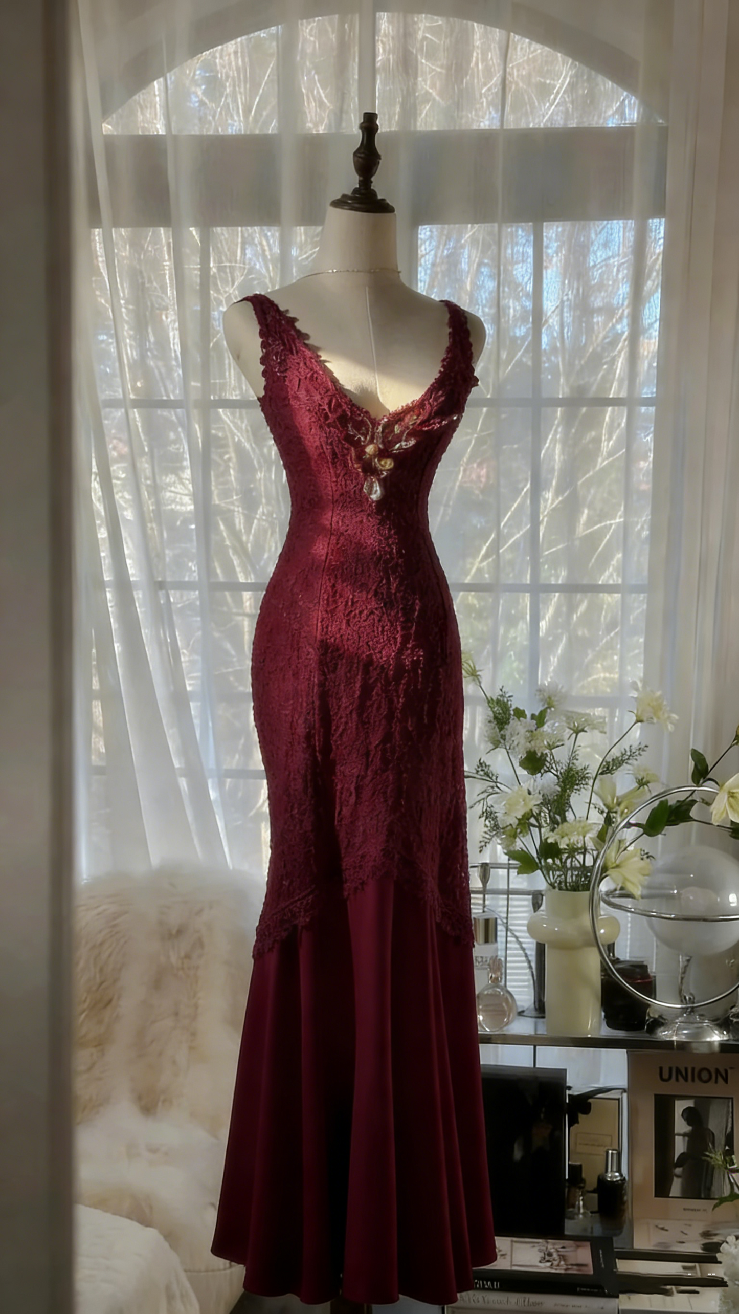 Sauberes und elegantes weißes V-Ausschnitt-Meerjungfrauen-Abendkleid mit Perlen und Spitze P3311