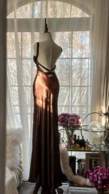 Einfaches und elegantes braunes rückenfreies Satin-Meerjungfrau-Abendkleid P3334