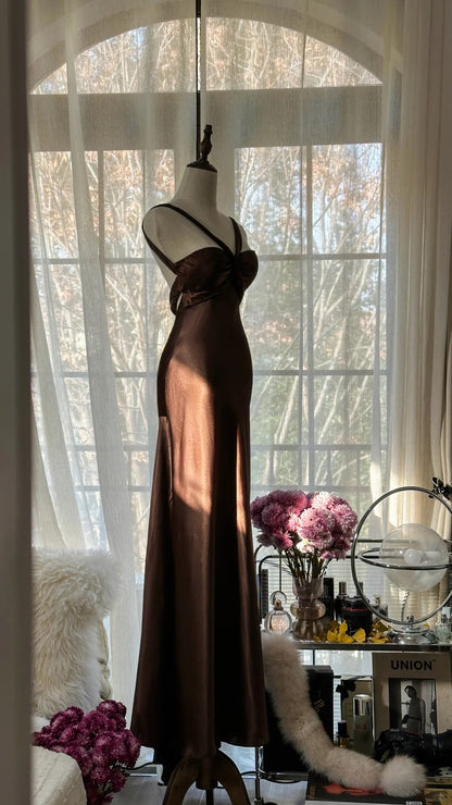 Einfaches und elegantes braunes rückenfreies Satin-Meerjungfrau-Abendkleid P3334