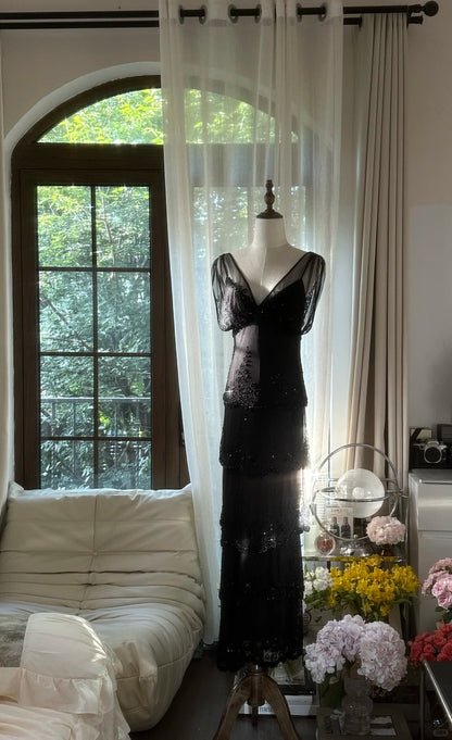 Elegantes schwarzes Chiffon-Abendkleid mit V-Ausschnitt, Schulterapplikation und Perlen P3347